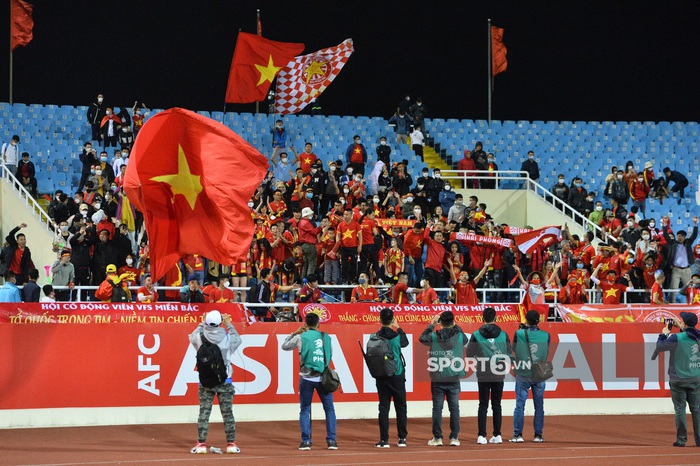 Văn Toàn buồn bã, ĐT Việt Nam tri ân người hâm mộ sau trận thua Oman - Ảnh 6.
