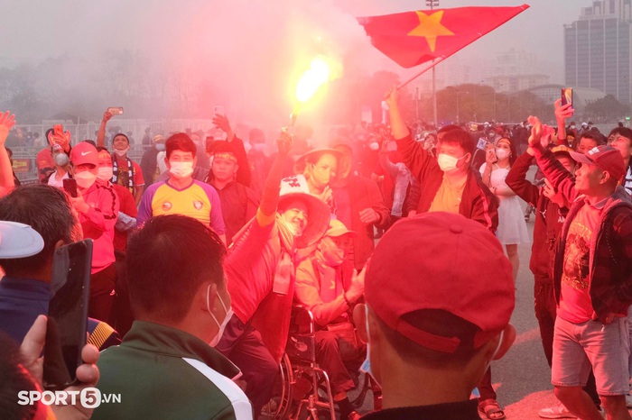 CĐV tuyển Việt Nam đốt pháo sáng trước trận gặp tuyển Oman - Ảnh 1.