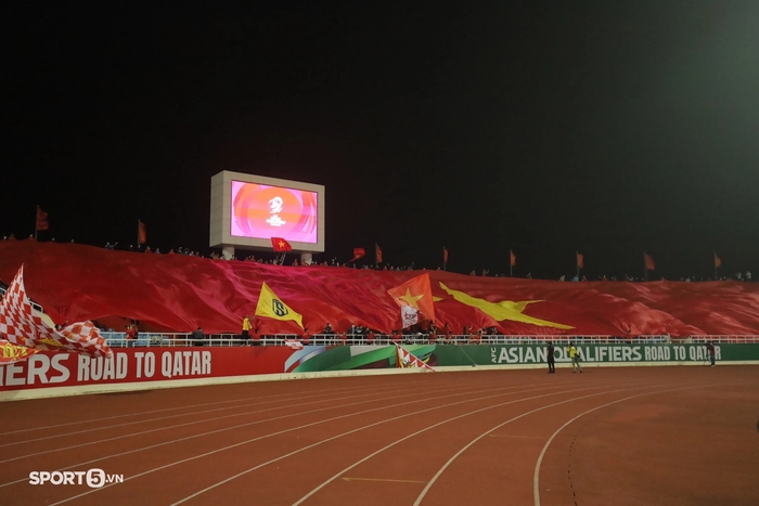 Xúc động khoảnh khắc ĐT Việt Nam chào cờ trong trận cuối cùng trên sân nhà ở vòng loại 3 World Cup 2022 - Ảnh 6.