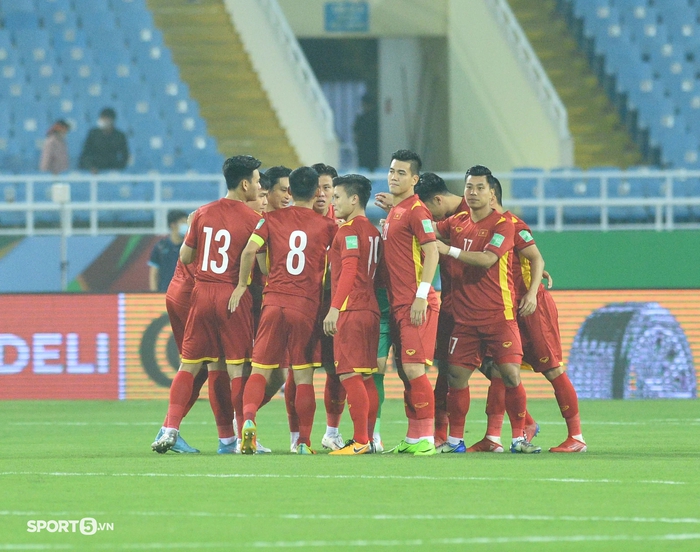 Xúc động khoảnh khắc ĐT Việt Nam chào cờ trong trận cuối cùng trên sân nhà ở vòng loại 3 World Cup 2022 - Ảnh 4.