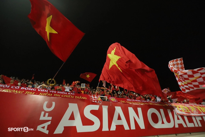 Xúc động khoảnh khắc ĐT Việt Nam chào cờ trong trận cuối cùng trên sân nhà ở vòng loại 3 World Cup 2022 - Ảnh 5.