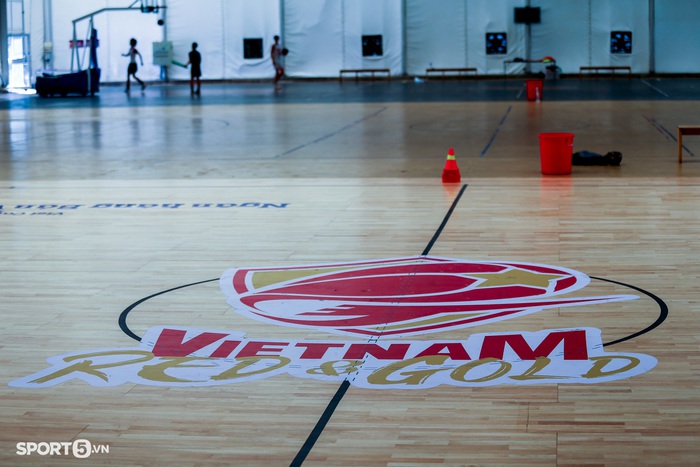 Các đội tuyển bóng rổ Việt Nam tập luyện trên sân bóng trị giá hàng tỷ đồng, đạt chuẩn FIBA - Ảnh 1.