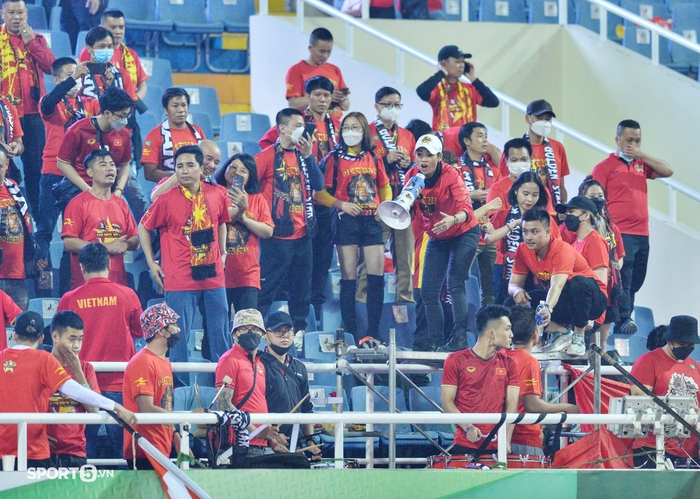 Xúc động khoảnh khắc ĐT Việt Nam chào cờ trong trận cuối cùng trên sân nhà ở vòng loại 3 World Cup 2022 - Ảnh 9.