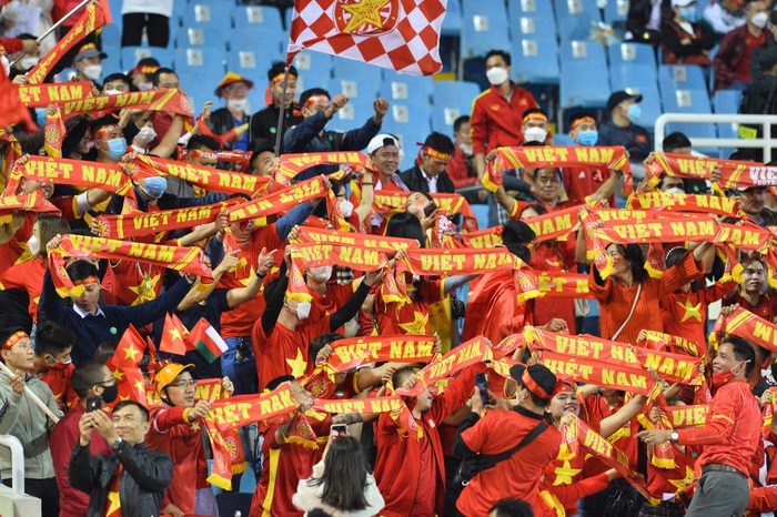 ĐT Việt Nam tri ân người hâm mộ sau trận thua Oman - Ảnh 5.