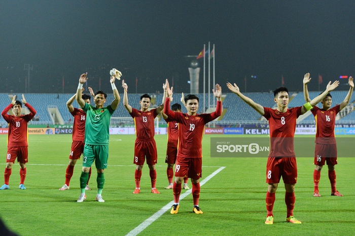 ĐT Việt Nam tri ân người hâm mộ sau trận thua Oman - Ảnh 1.