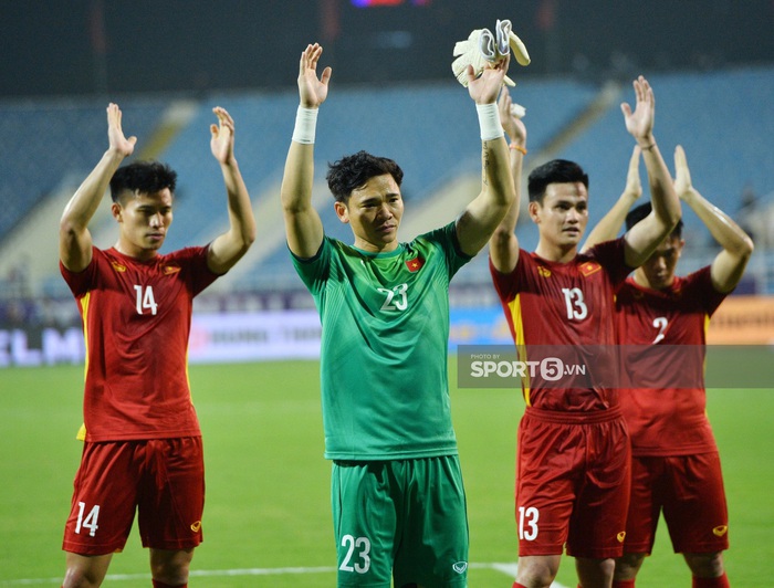 ĐT Việt Nam tri ân người hâm mộ sau trận thua Oman - Ảnh 4.