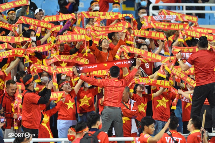 Xúc động khoảnh khắc ĐT Việt Nam chào cờ trong trận cuối cùng trên sân nhà ở vòng loại 3 World Cup 2022 - Ảnh 8.