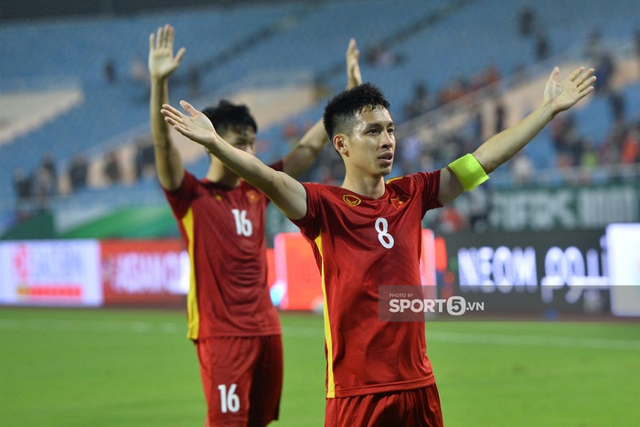 ĐT Việt Nam tri ân người hâm mộ sau trận thua Oman - Ảnh 3.