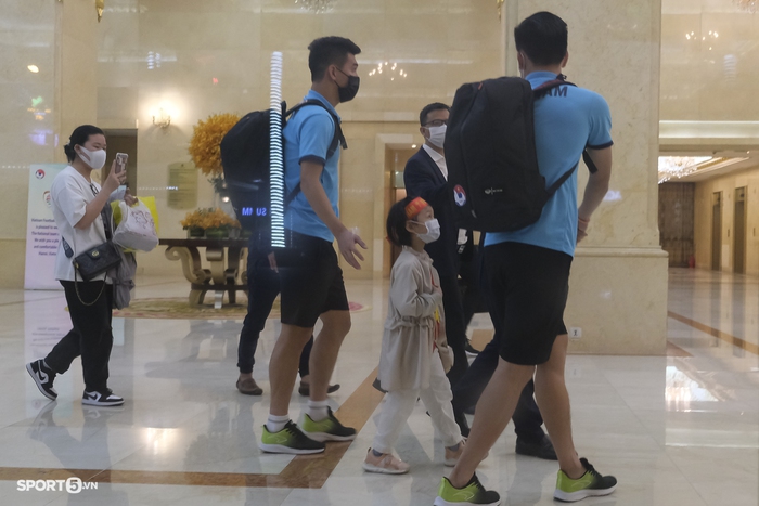 Tấn Trường phải đi taxi về khách sạn sau trận gặp tuyển Oman - Ảnh 6.