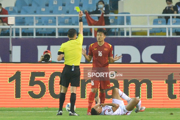 Thành Chung bị treo giò, không cùng tuyển Việt Nam đấu Nhật Bản - Ảnh 1.