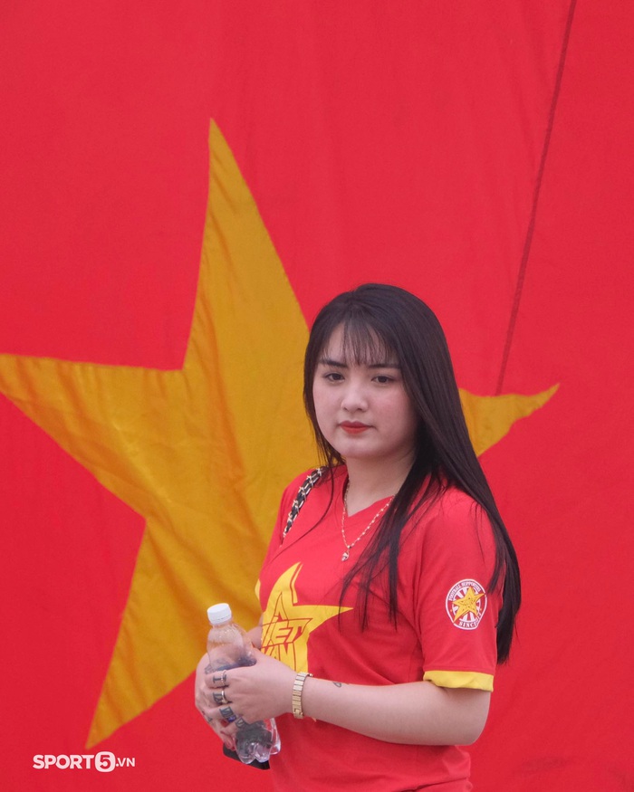 CĐV tuyển Việt Nam đốt pháo sáng trước trận gặp tuyển Oman - Ảnh 4.