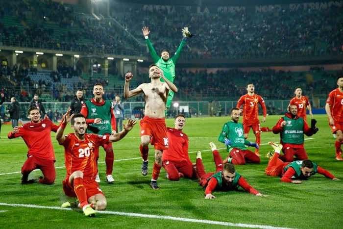 Niềm hạnh phúc của đội tuyển tí hon Bắc Macedonia sau trận thắng chấn động lịch sử trước Italy - Ảnh 8.