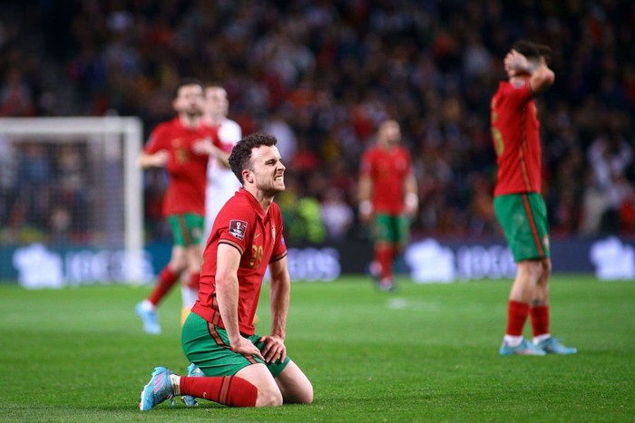 Dẫn trước 2 bàn, Bồ Đào Nha vẫn trải qua những phút cuối cực đau tim để vào chung kết tranh vé vớt World Cup - Ảnh 2.