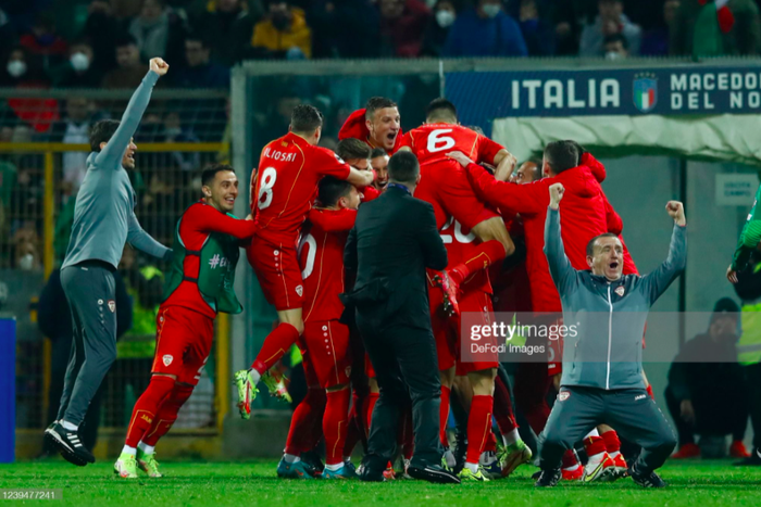 Niềm hạnh phúc của đội tuyển tí hon Bắc Macedonia sau trận thắng chấn động lịch sử trước Italy - Ảnh 1.