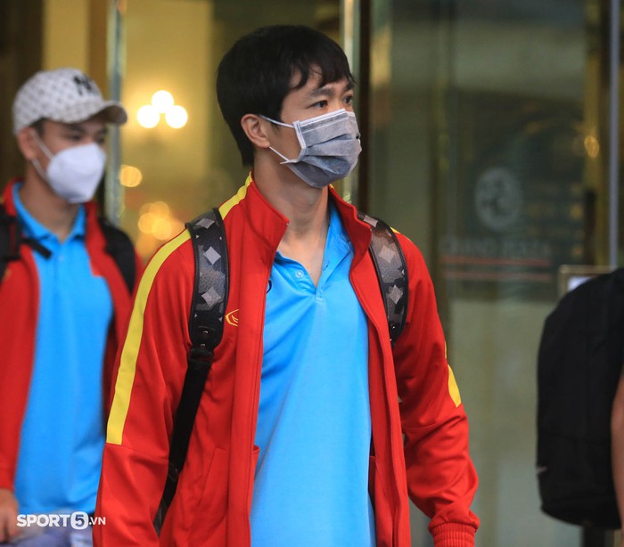 HLV Park Hang-seo vội vã lên xe, cầu thủ tuyển Việt Nam nán lại ký tặng người hâm mộ - Ảnh 7.