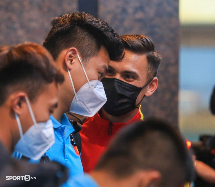 HLV Park Hang-seo vội vã lên xe, cầu thủ tuyển Việt Nam nán lại ký tặng người hâm mộ - Ảnh 9.