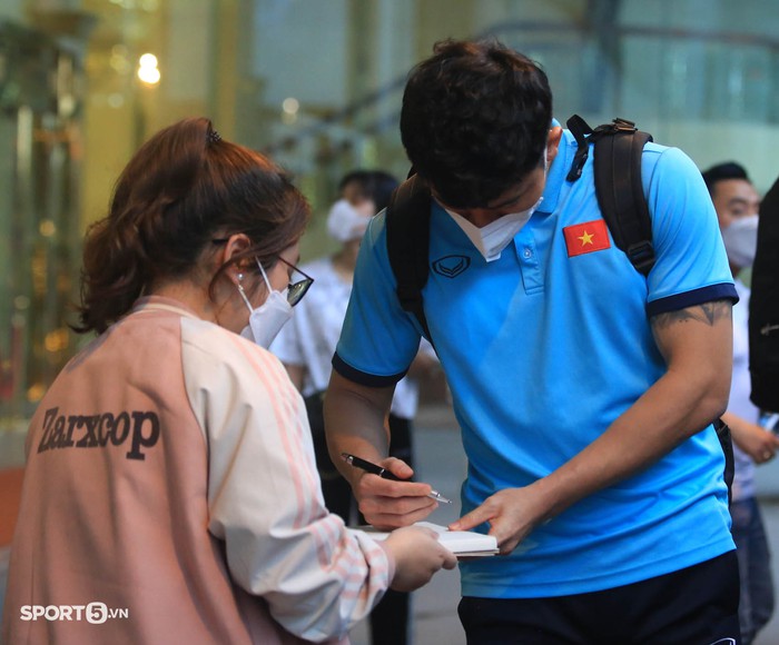 HLV Park Hang-seo vội vã lên xe, cầu thủ tuyển Việt Nam nán lại ký tặng người hâm mộ - Ảnh 6.