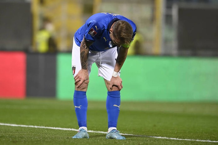 Chùm ảnh: Nỗi buồn vô hạn của Italy sau trận thua đau như &quot;ngàn nhát dao cứa vào tim&quot; trước Bắc Macedonia - Ảnh 4.