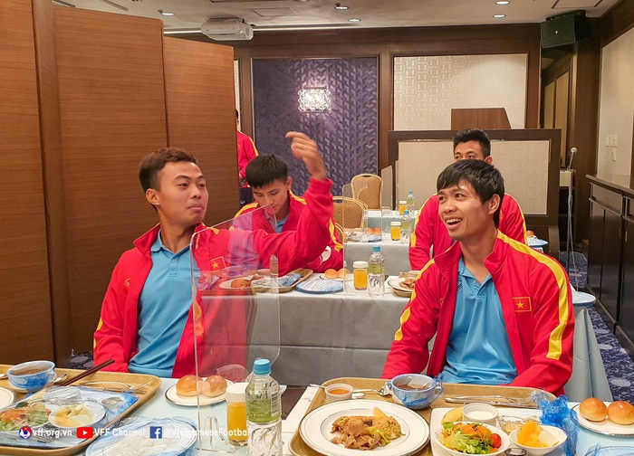 Công Phượng và 7 tuyển thủ Việt Nam phải ăn riêng, vào sân tập sau cùng - Ảnh 1.