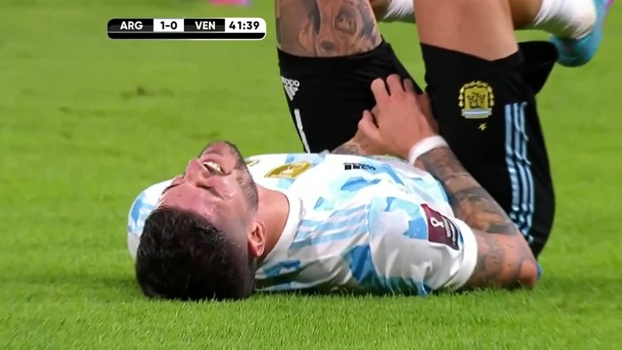 Sao Argentina bị đối thủ đá bóng trúng chỗ hiểm, nhìn anh chàng nhăn mặt ôm &quot;bộ ấm chén&quot; rõ là thương! - Ảnh 2.
