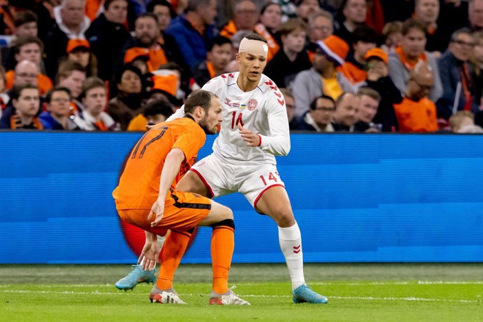 2 tuyển thủ Đan Mạch đổ máu đầu vì va chạm với cầu thủ Hà Lan - Ảnh 3.