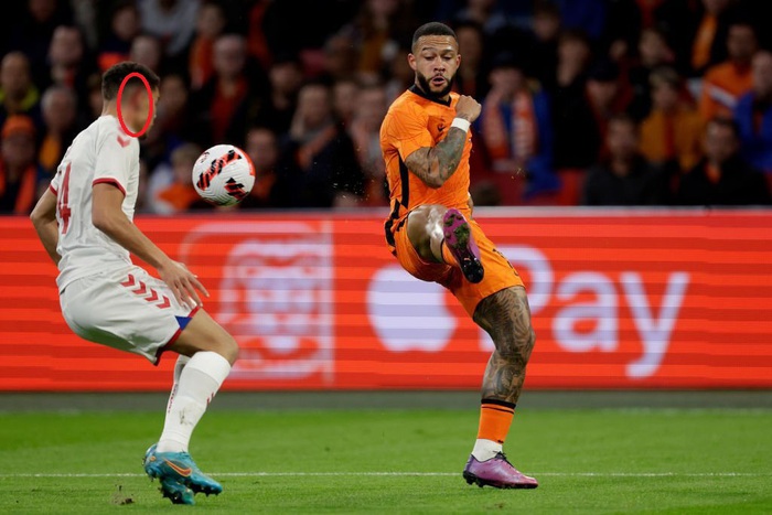 2 tuyển thủ Đan Mạch đổ máu đầu vì va chạm với cầu thủ Hà Lan - Ảnh 2.