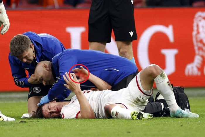 2 tuyển thủ Đan Mạch đổ máu đầu vì va chạm với cầu thủ Hà Lan - Ảnh 5.