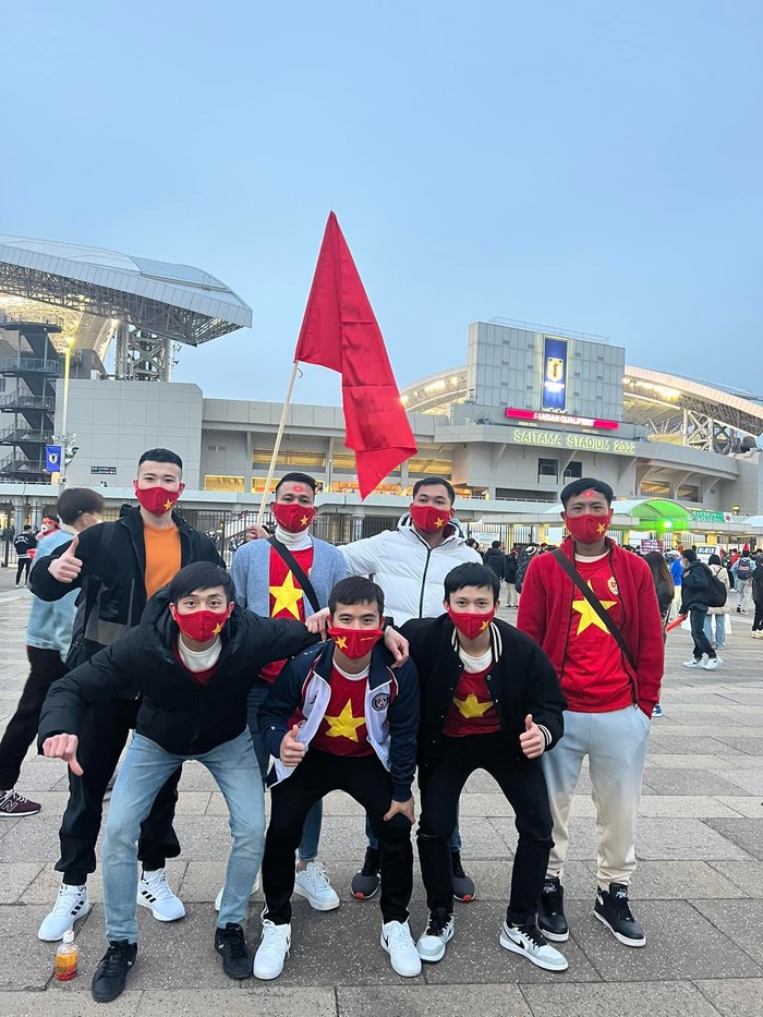 CĐV Việt Nam tạo ra &quot;mùa hoa đỏ&quot; trong trận tuyển Việt Nam gặp tuyển Nhật Bản - Ảnh 1.