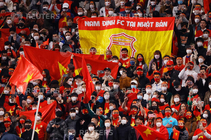 CĐV Việt Nam tạo ra &quot;mùa hoa đỏ&quot; trong trận tuyển Việt Nam gặp tuyển Nhật Bản - Ảnh 7.
