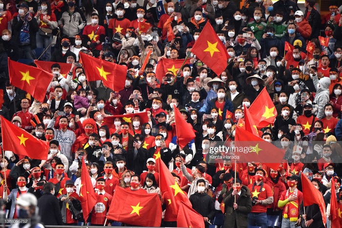 CĐV Việt Nam tạo ra &quot;mùa hoa đỏ&quot; trong trận tuyển Việt Nam gặp tuyển Nhật Bản - Ảnh 5.