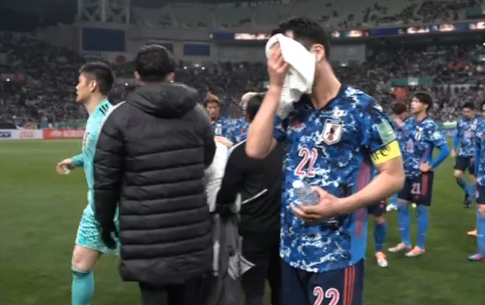 Cầu thủ Nhật Bản bị VAR &quot;tước&quot; bàn thắng rơi lệ sau trận hòa Việt Nam  - Ảnh 3.