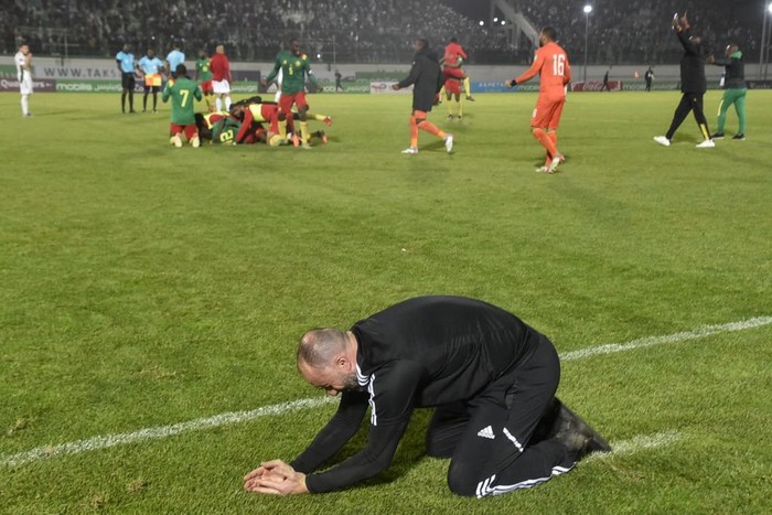 Thủng lưới phút 118, Cameroon ngược dòng thần kỳ giành vé World Cup 2022, HLV Algerie quỳ xuống sân khóc hết nước mắt - Ảnh 5.