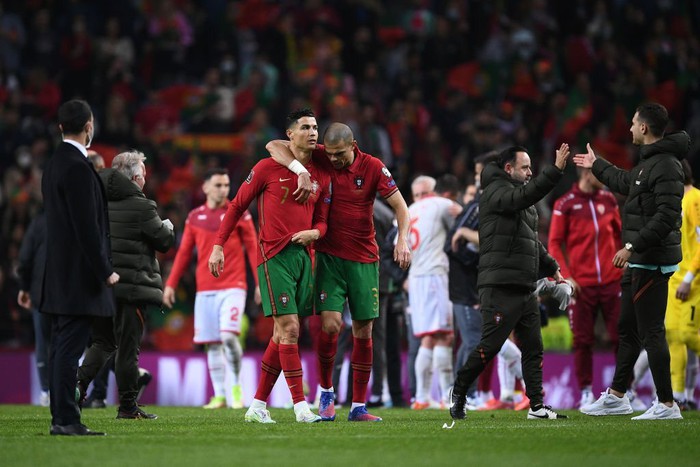 Để đoạt vé World Cup, đồng đội Ronaldo trải qua khoảnh khắc &quot;môi kề môi&quot; với cầu thủ đối phương - Ảnh 4.