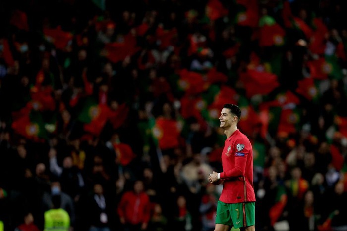 Để đoạt vé World Cup, đồng đội Ronaldo trải qua khoảnh khắc &quot;môi kề môi&quot; với cầu thủ đối phương - Ảnh 5.