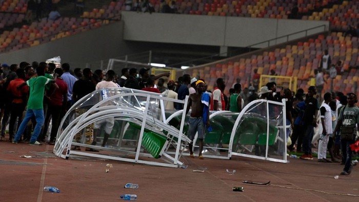 Cay cú vì đội nhà không được dự World Cup, fan Nigeria điên cuồng phi xuống sân đập phá mọi thứ - Ảnh 2.