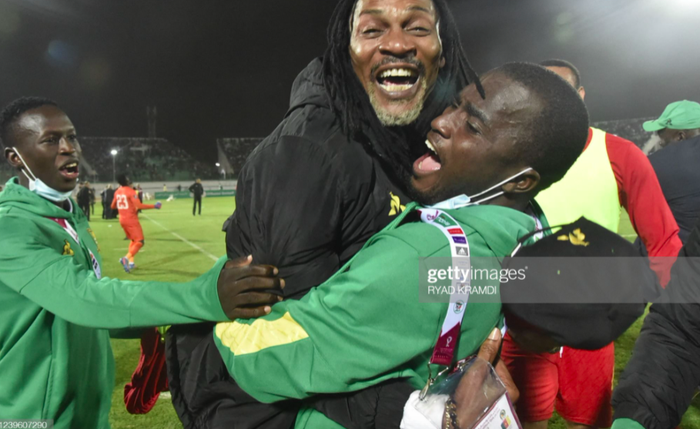 Thủng lưới phút 118, Cameroon ngược dòng thần kỳ giành vé World Cup 2022, HLV Algerie quỳ xuống sân khóc hết nước mắt - Ảnh 2.