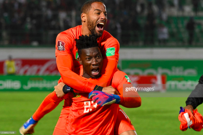 Thủng lưới phút 118, Cameroon ngược dòng thần kỳ giành vé World Cup 2022, HLV Algerie quỳ xuống sân khóc hết nước mắt - Ảnh 5.