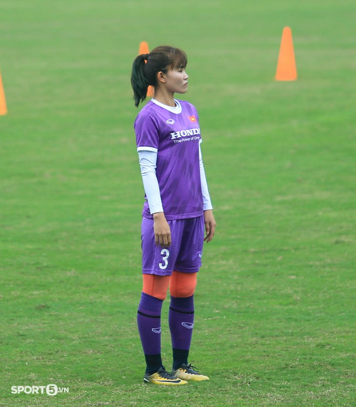 Huỳnh Như nhắc cả đội đứng nghiêm khi quốc ca Việt Nam cất lên ở sân U19 nữ thi đấu - Ảnh 5.