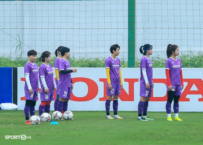 Huỳnh Như nhắc cả đội đứng nghiêm khi quốc ca Việt Nam cất lên ở sân U19 nữ thi đấu - Ảnh 2.