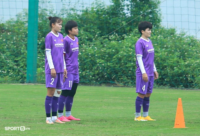 Huỳnh Như nhắc cả đội đứng nghiêm khi quốc ca Việt Nam cất lên ở sân U19 nữ thi đấu - Ảnh 3.