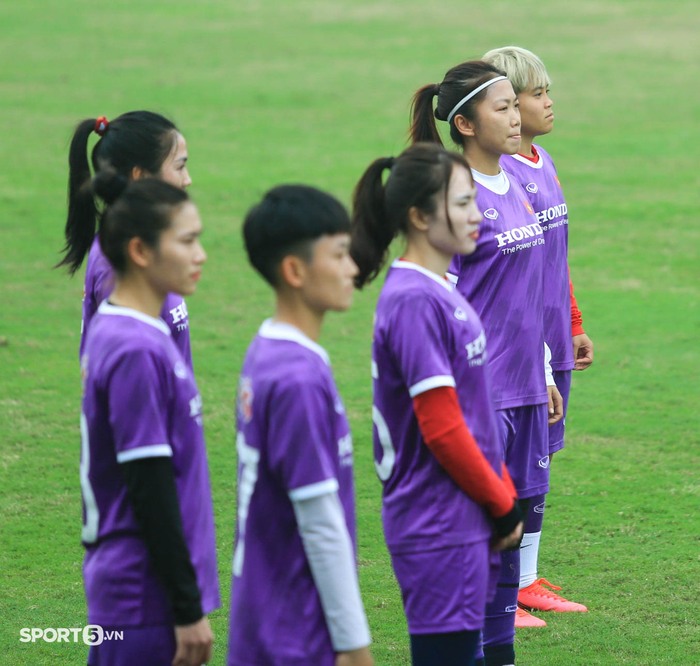 Huỳnh Như nhắc cả đội đứng nghiêm khi quốc ca Việt Nam cất lên ở sân U19 nữ thi đấu - Ảnh 1.