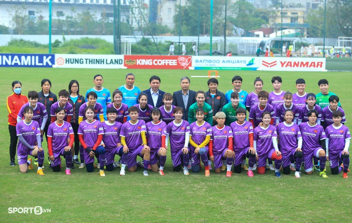 Huỳnh Như nhắc cả đội đứng nghiêm khi quốc ca Việt Nam cất lên ở sân U19 nữ thi đấu - Ảnh 9.