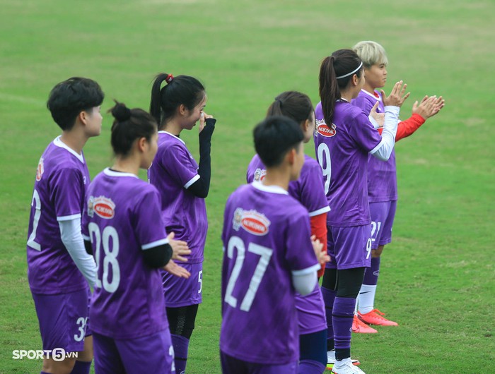 Huỳnh Như nhắc cả đội đứng nghiêm khi quốc ca Việt Nam cất lên ở sân U19 nữ thi đấu - Ảnh 6.