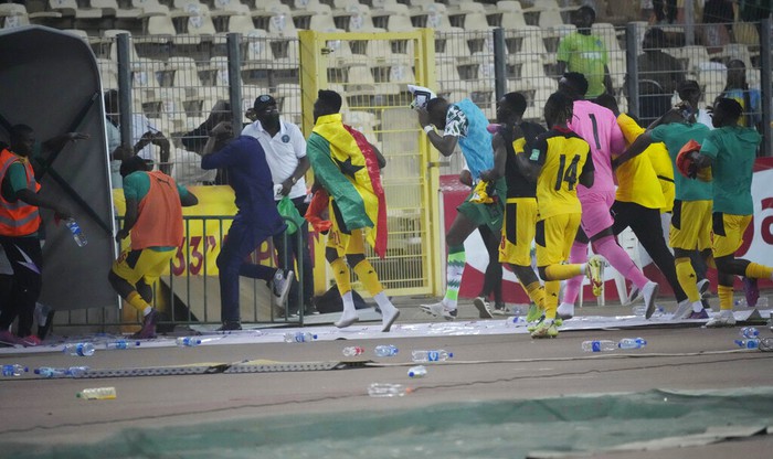 Cay cú vì đội nhà không được dự World Cup, fan Nigeria điên cuồng lao xuống sân đập phá mọi thứ - Ảnh 6.