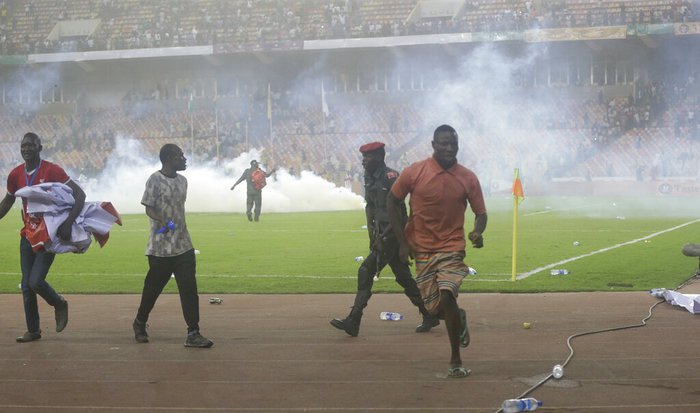 Cay cú vì đội nhà không được dự World Cup, fan Nigeria điên cuồng phi xuống sân đập phá mọi thứ - Ảnh 5.