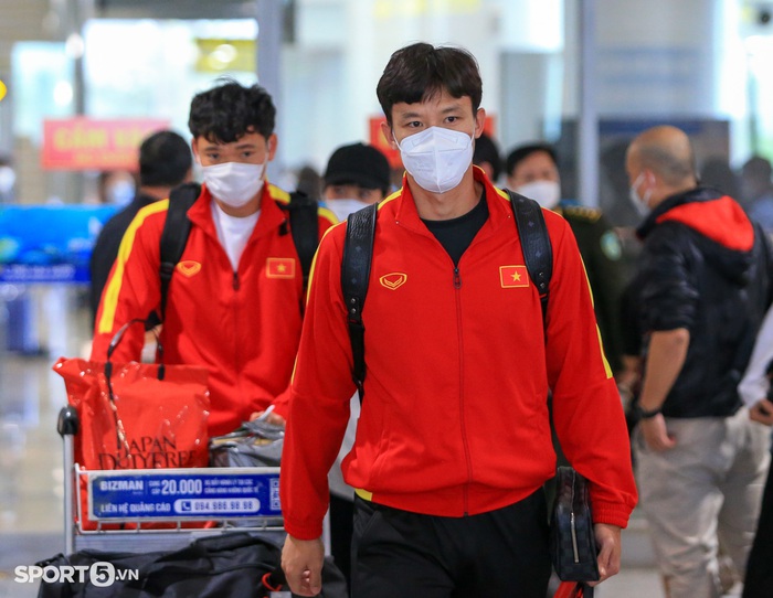 HLV Park Hang-seo vội vã rời sân bay về trước tuyển Việt Nam  - Ảnh 7.