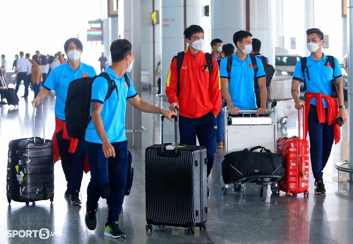 HLV Park Hang-seo vội vã rời sân bay về trước tuyển Việt Nam  - Ảnh 8.
