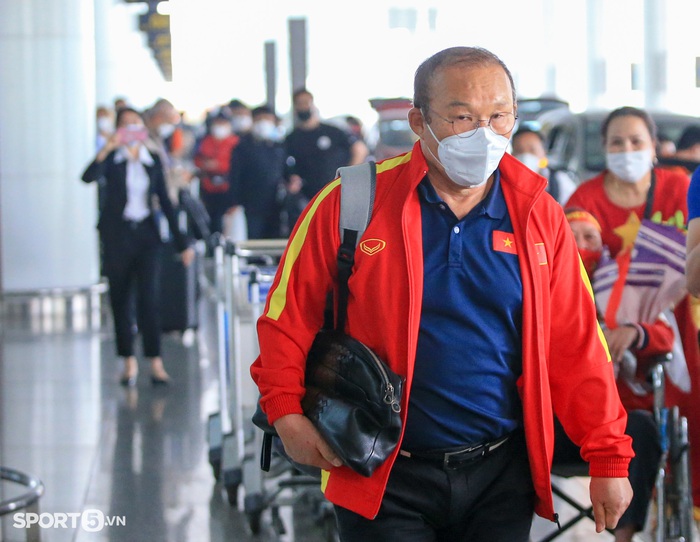 HLV Park Hang-seo vội vã rời sân bay về trước tuyển Việt Nam  - Ảnh 4.