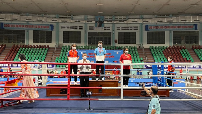 Thu Nhi giành vàng giải Vô địch boxing các đội mạnh toàn quốc 2022 mà không đổ 1 giọt mồ hôi - Ảnh 1.