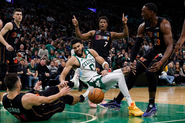 Vượt qua Boston Celtics đầy kịch tính, Miami Heat xây chắc ngôi đầu BXH miền Đông - Ảnh 2.